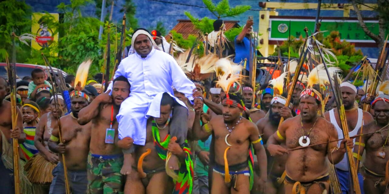 Ribuan Umat Katolik Pegubin Sambut Pastor Perdana Dari Lembah Sibil Banal Bakon