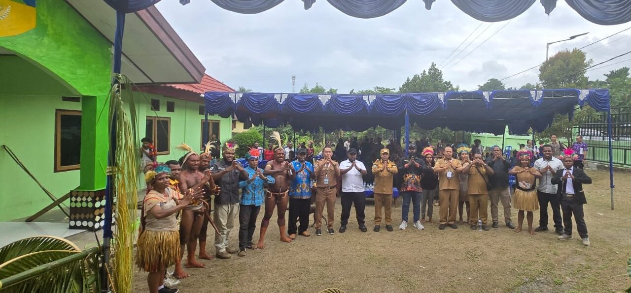 Resmikan Asrama Mahasiswa Pegubin di Manokwari, Bupati Spe Bidana: “Jaga Terus Kearifan Lokal Ap Iwol”