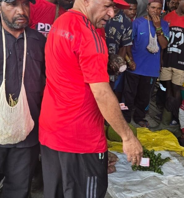 Berbelanja di Pasar Oksibil, Spei Bidana Minta Masyarakat Jaga Ketahanan Pangan Lokal Lewat Berkebun