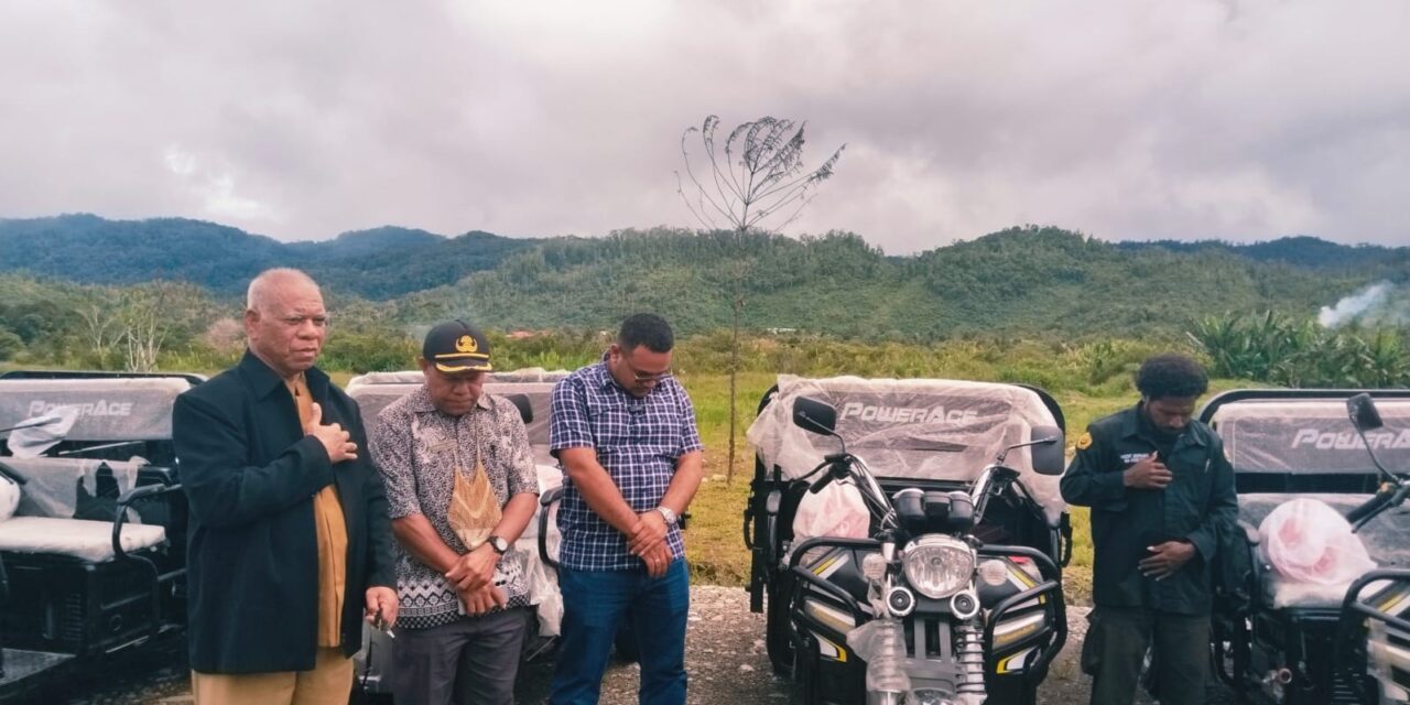 Reses ke Pegubin, Anggota DPR RI Arif Uopdana Serahkan Bantuan Alat Pertanian dan Pengelolaan Sampah