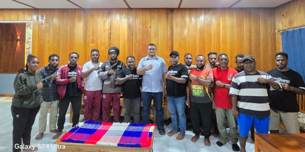 Dukung Prestasi Sepak Bola, Anggota DPR RI Arif Uopdana Serahkan Bantuan Bagi Tiga Klub Asal Pegubin