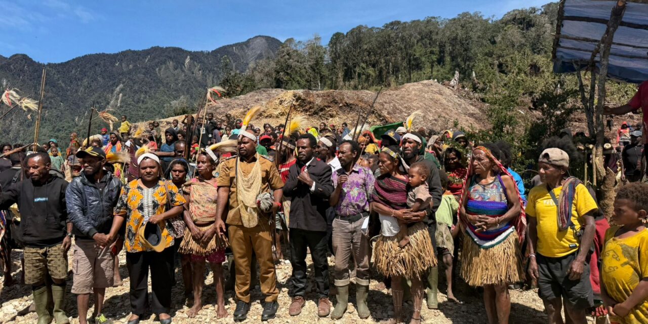 Kunjungi Distrik Alemsom, Wabup Arnold Nam Serahkan Bantuan Alat Kerja Percepat Pembangunan Lapter Dirik