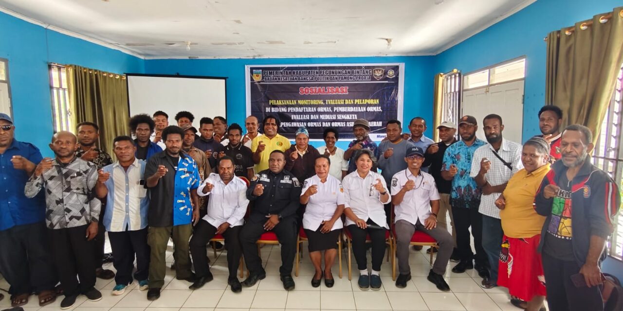 Kesbangpol Pegubin Serahkan SKT dan Sosialiasi Syarat-Syarat Pendaftaran Ormas Kepada Pengurus