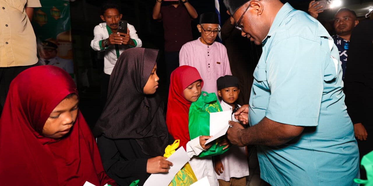 Buka Puasa Bersama, Pemprov Papua Tengah Beri Santunan Kepada Santri dan Khotib di Timika