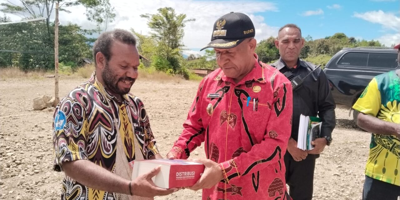 Sumbang Buku, Bupati Spei: “Semua Sekolah di Pegubin Harus Belajar Dari SMPN 2 Okpol”