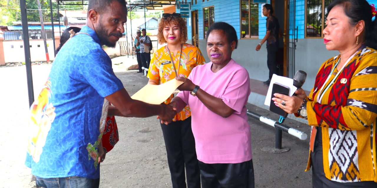 Serahkan 70 SK PNS TH K2, Kepala BKPSDM Papua Tengah: “Harus Disiplin Kerja dan Tanamkan Budaya Malu”
