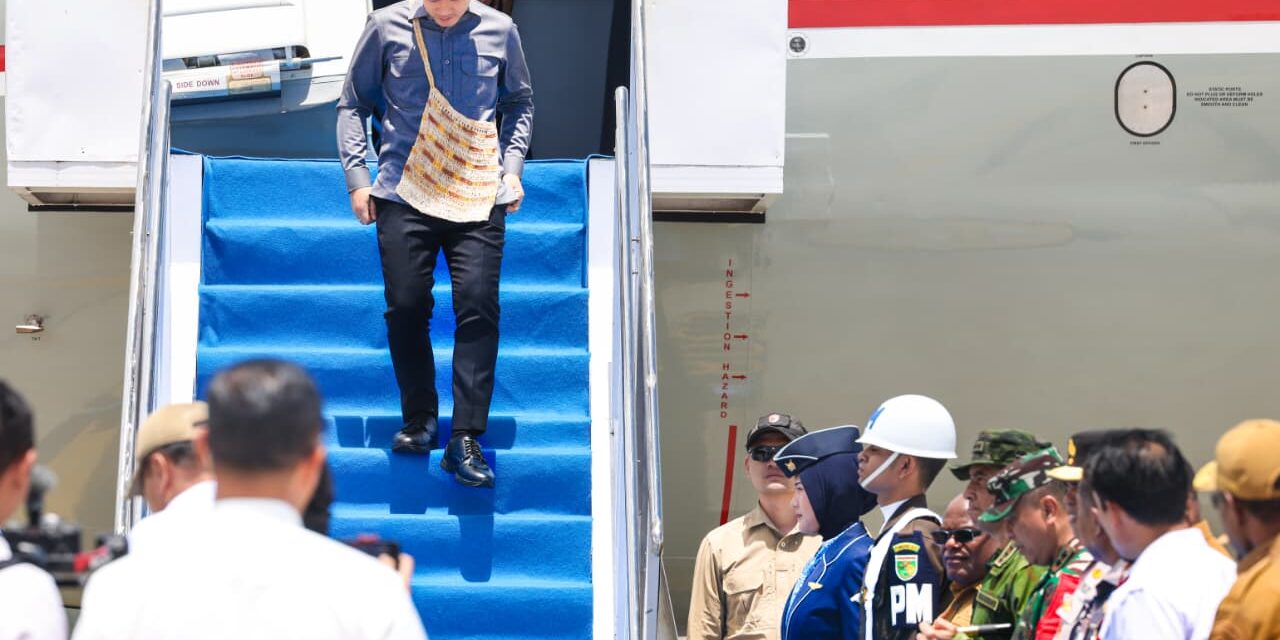 Gubernur dan Forkopimda Papua Tengah Sambut Wapres Gibran di Bandara Douw Aturure