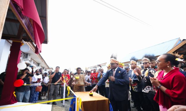 Di Upacara Hardiknas, Gubernur Papua Tengah Tegaskan Pendidikan Inklusif Bukan Pilihan Tapi Kewajiban