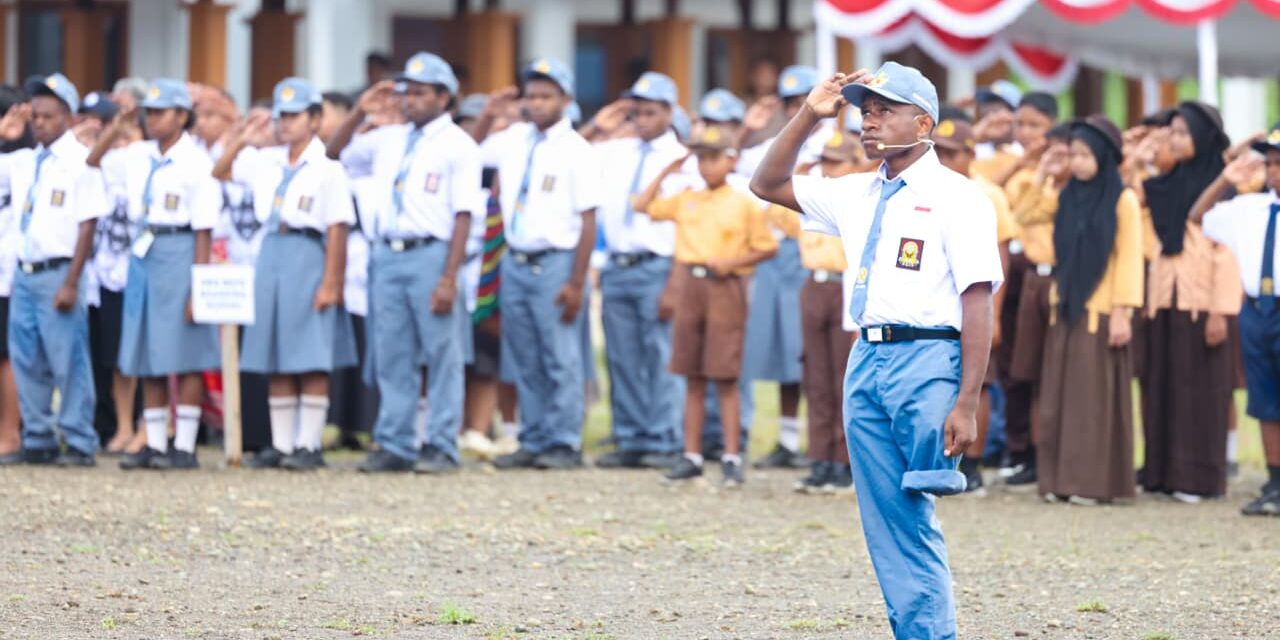Berdiri dengan Satu Kaki, Deki Degei Pimpin Upacara Hardiknas 2026 di Nabire