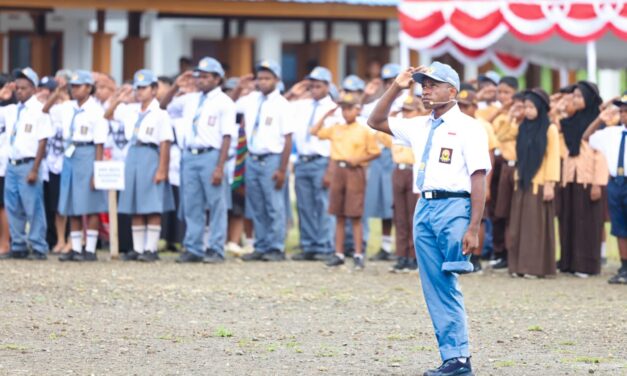 Berdiri dengan Satu Kaki, Deki Degei Pimpin Upacara Hardiknas 2026 di Nabire