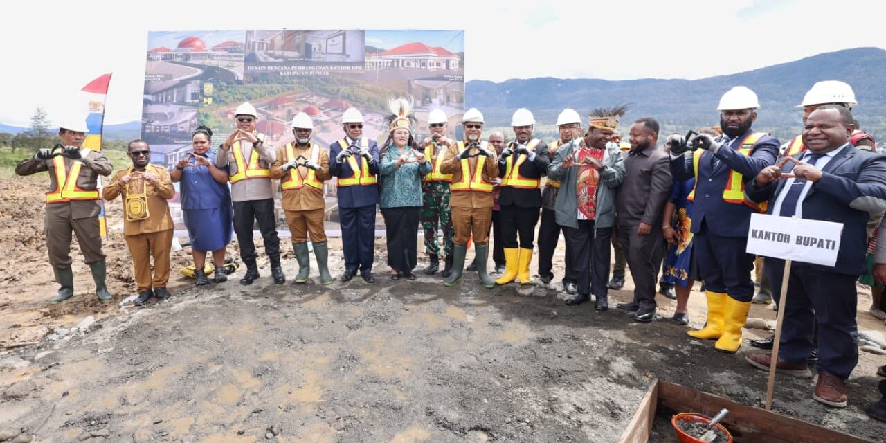 Gubernur Papua Tengah Meletakkan Batu Pertama Pembangunan Kantor Bupati dan DPRK Puncak