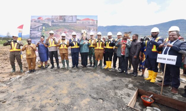Gubernur Papua Tengah Meletakkan Batu Pertama Pembangunan Kantor Bupati dan DPRK Puncak