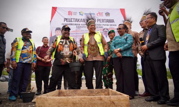 ‎Tepis Isu Tidak Kondusif, Menkop Ferry Juliantoro Kunker Resmikan Pembangunan Koperasi Desa dan Tinjau SPPG di Yahukimo  ‎