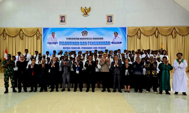 ‎Bupati Yahukimo Lantik Kepala Sekolah dan Pengawas, Wajib Tanda Tangan Pakta Integritas Siap Mundur
