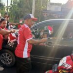 Jelang HUT ke-81 RI, Wagub Papua Tengah Bagikan Bendera Merah Putih di Nabire