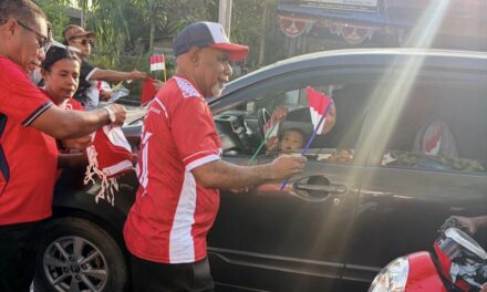 Jelang HUT ke-81 RI, Wagub Papua Tengah Bagikan Bendera Merah Putih di Nabire