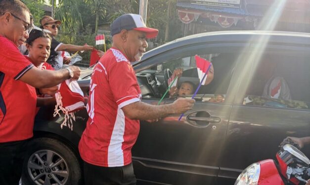Jelang HUT ke-81 RI, Wagub Papua Tengah Bagikan Bendera Merah Putih di Nabire