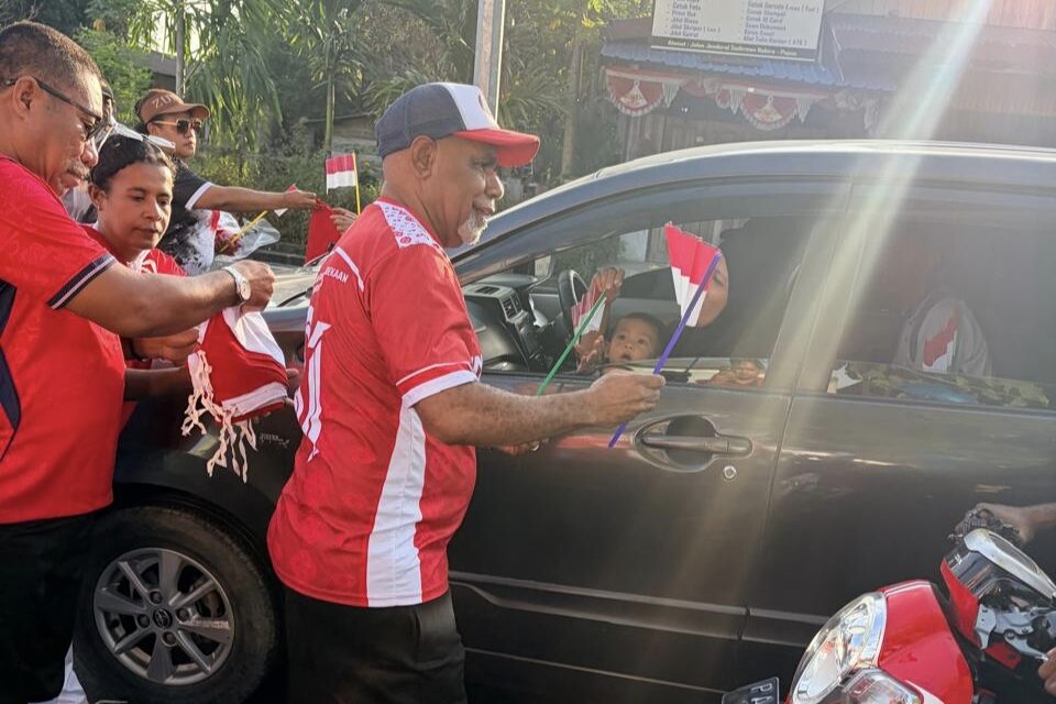 Jelang HUT ke-81 RI, Wagub Papua Tengah Bagikan Bendera Merah Putih di Nabire