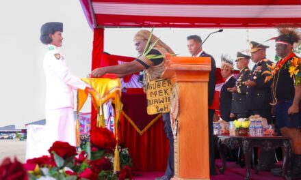 Gubernur Papua Tengah Luncurkan Program Subsidi Penerbangan Perintis di Upacara HUT ke-81 RI