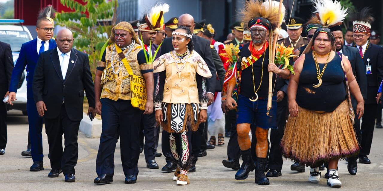 Gubernur dan Wagub Papua Tengah Mengenakan Identitas Budaya di HUT ke-81 RI
