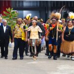 Gubernur dan Wagub Papua Tengah Mengenakan Identitas Budaya di HUT ke-81 RI