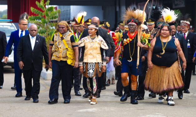 Gubernur dan Wagub Papua Tengah Mengenakan Identitas Budaya di HUT ke-81 RI