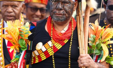 Wagub Papua Tengah Kenakan Pakaian Adat Suku Lani di HUT ke-81 RI: Simbol Keberanian!
