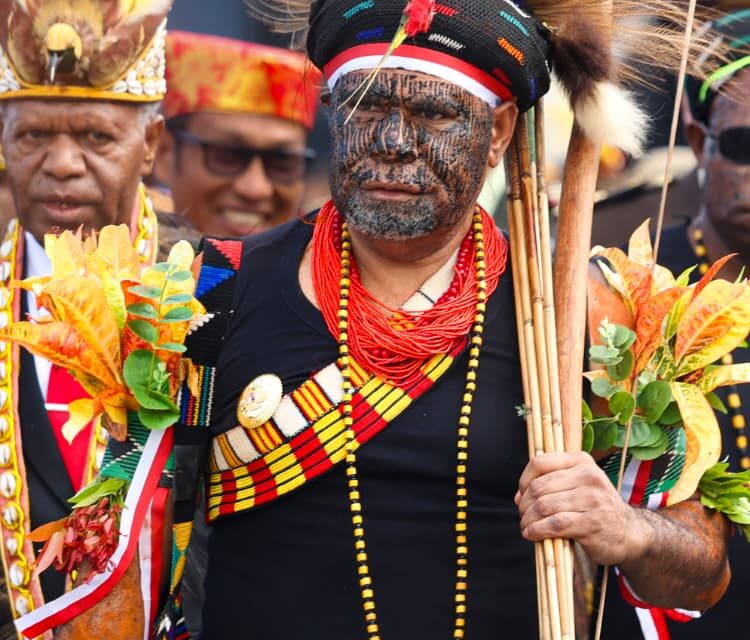 Wagub Papua Tengah Kenakan Pakaian Adat Suku Lani di HUT ke-81 RI: Simbol Keberanian!