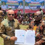 Listrik Menyala Perdana di Dervos dan Doufo, Gubernur Meki: “Ini Awal Kebangkitan Orang Mamberamo Jadi Pemimpin”