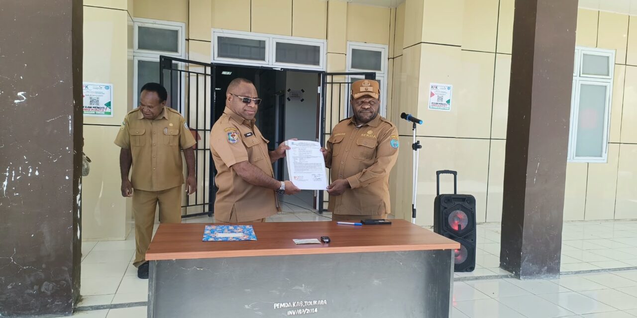 Serahkan Kendaraan DPMK Tolikara, Noak Tabo Beri Teladan Dalam Pengelolaan Aset Daerah