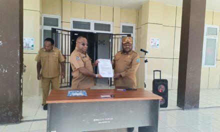 Serahkan Kendaraan DPMK Tolikara, Noak Tabo Beri Teladan Dalam Pengelolaan Aset Daerah