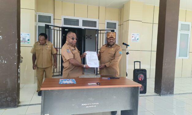 Serahkan Kendaraan DPMK Tolikara, Noak Tabo Beri Teladan Dalam Pengelolaan Aset Daerah