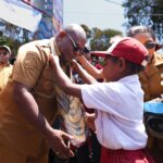 Ke Intan Jaya, Gubernur Meki Nawipa Nyalakan Cahaya dan Harapan Masa Depan Anak-Anak