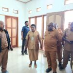Kunjungi Puskesmas Tenedagi, Gubernur Meki Nawipa Minta Nakes Layani Pasien Dengan Hati