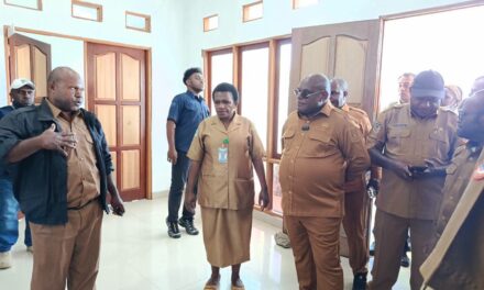 Kunjungi Puskesmas Tenedagi, Gubernur Meki Nawipa Minta Nakes Layani Pasien Dengan Hati