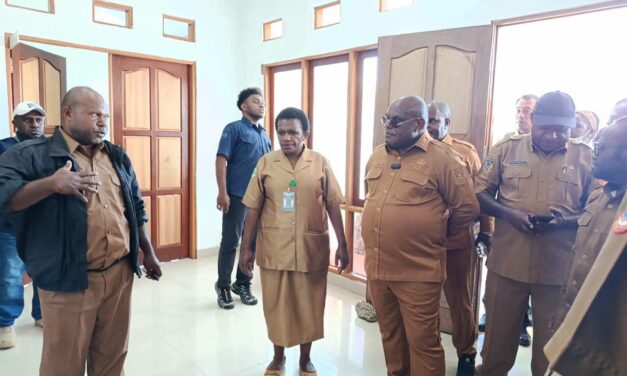 Kunjungi Puskesmas Tenedagi, Gubernur Meki Nawipa Minta Nakes Layani Pasien Dengan Hati