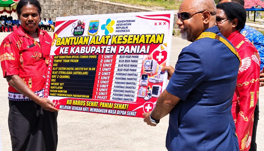 Dukung Pelayanan RSUD Paniai, Wagub Deinas Geley Serahkan Dana KO HARUS SEHAT RP 1,5 Miliar 