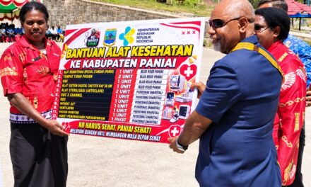 Dukung Pelayanan RSUD Paniai, Wagub Deinas Geley Serahkan Dana KO HARUS SEHAT RP 1,5 Miliar 