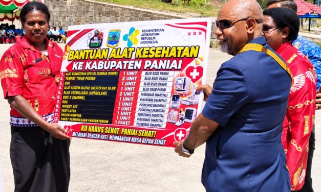 Dukung Pelayanan RSUD Paniai, Wagub Deinas Geley Serahkan Dana KO HARUS SEHAT RP 1,5 Miliar 