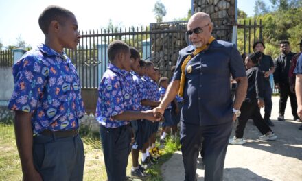 Berkunjung Ke Paniai, Wagub Deinas Geley Puji Menu MBG Dari Makanan Lokal Khas Papua