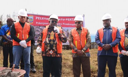 Gubernur Meki Letakkan Batu Pertama Pembangunan Sekolah Berpola Asrama di Ilaga Dukung Program SSH