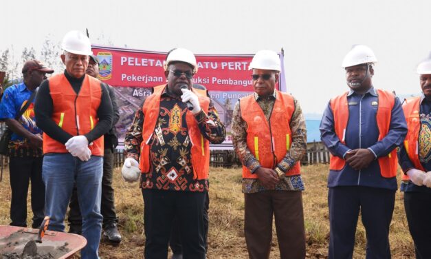 Gubernur Meki Letakkan Batu Pertama Pembangunan Sekolah Berpola Asrama di Ilaga Dukung Program SSH